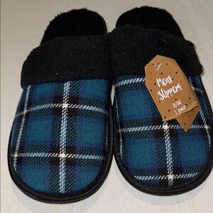 Gertex Men’s Plaid Blue and Black Slippers NWOB S/M